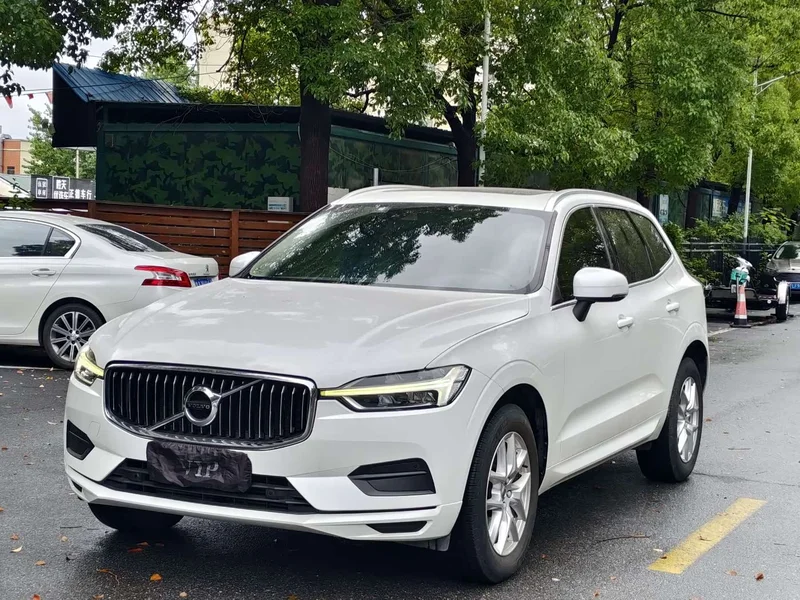 Volvo XC60 — фото 1