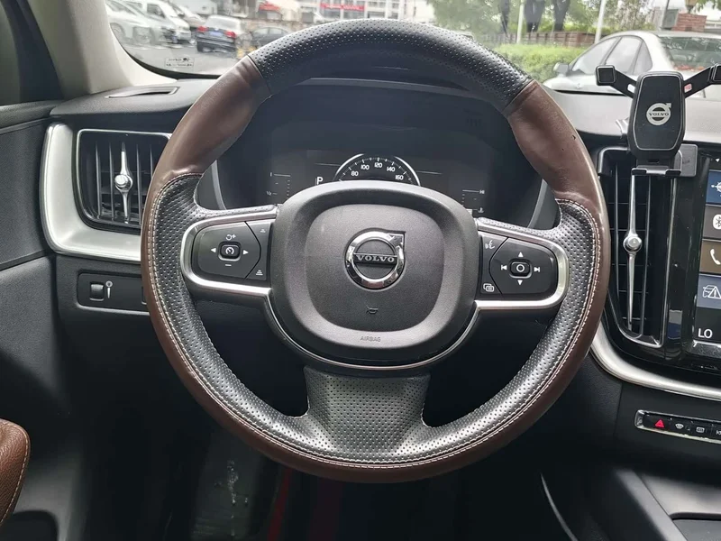 Volvo XC60 — фото 11
