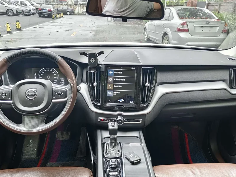 Volvo XC60 — фото 9