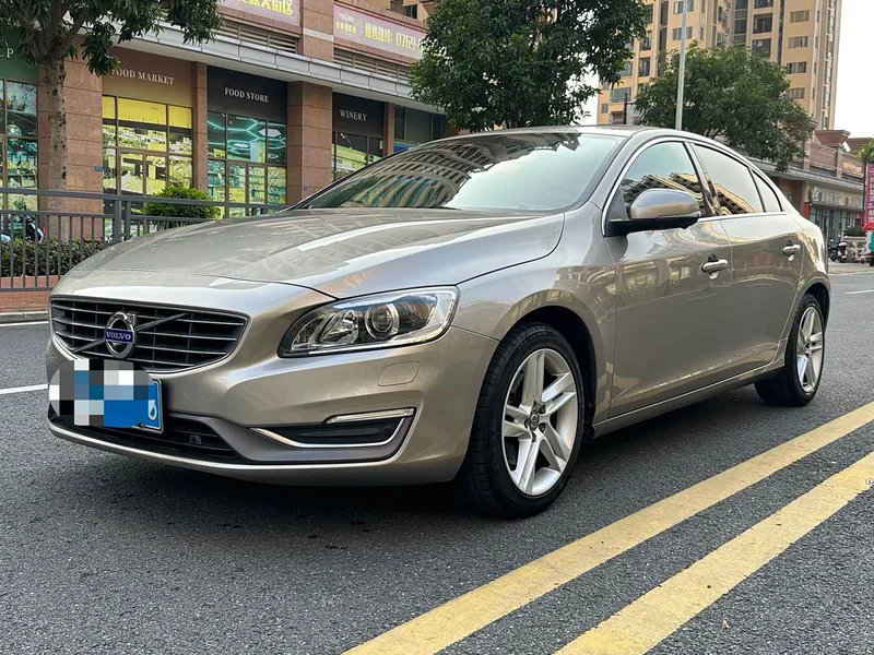 Volvo S60 — фото 1