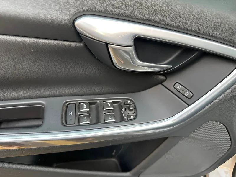 Volvo S60 — фото 13