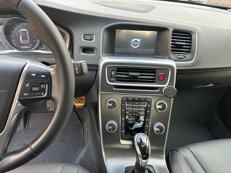 Volvo S60 — фото 10