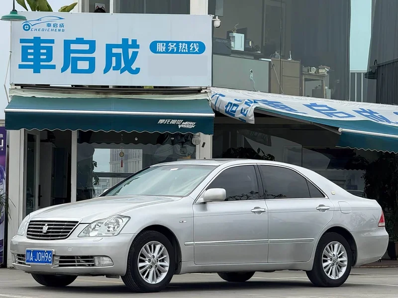 Toyota Crown — фото 1