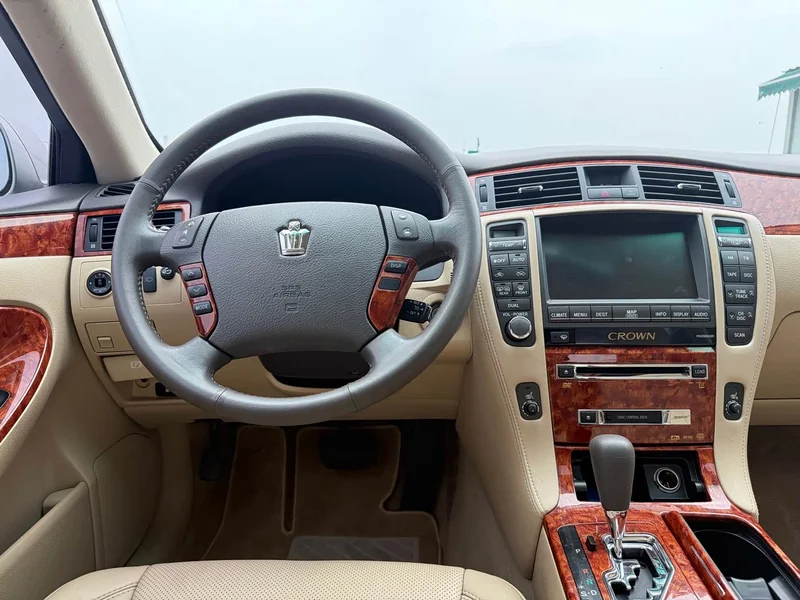 Toyota Crown — фото 12