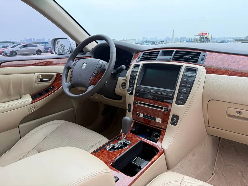 Toyota Crown — фото 14
