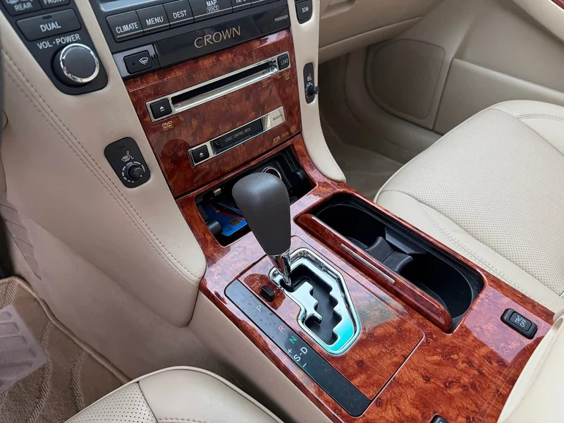 Toyota Crown — фото 16