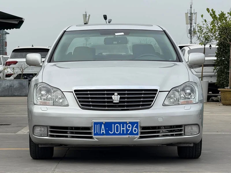 Toyota Crown — фото 2