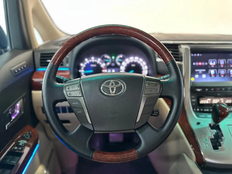 Toyota Alphard — фото 14