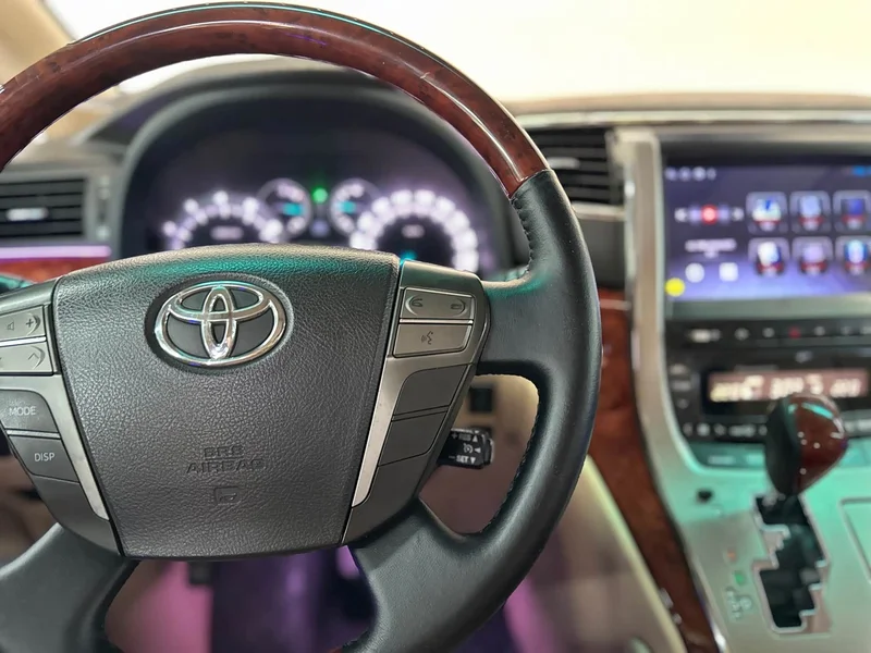 Toyota Alphard — фото 16