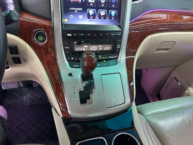 Toyota Alphard — фото 18