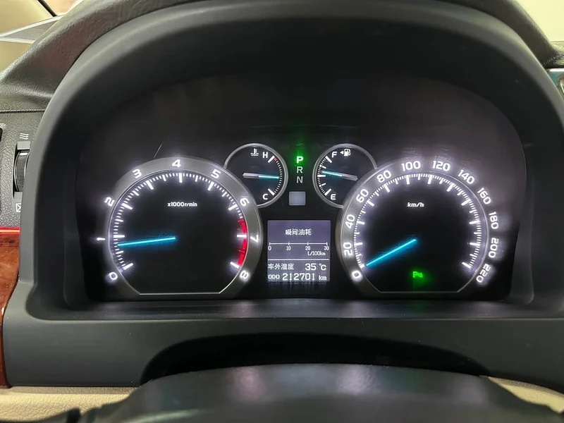 Toyota Alphard — фото 19