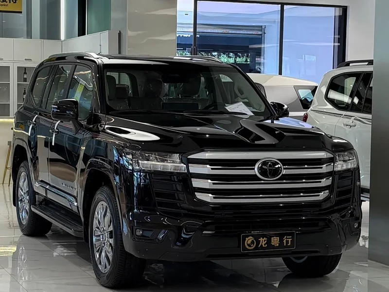 Toyota Land Cruiser LC300 (Imported) — фото 1