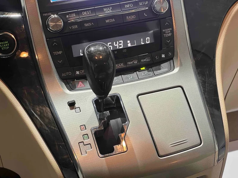 Toyota Alphard — фото 9