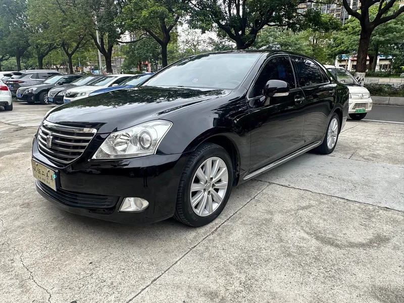 Toyota Crown — фото 1