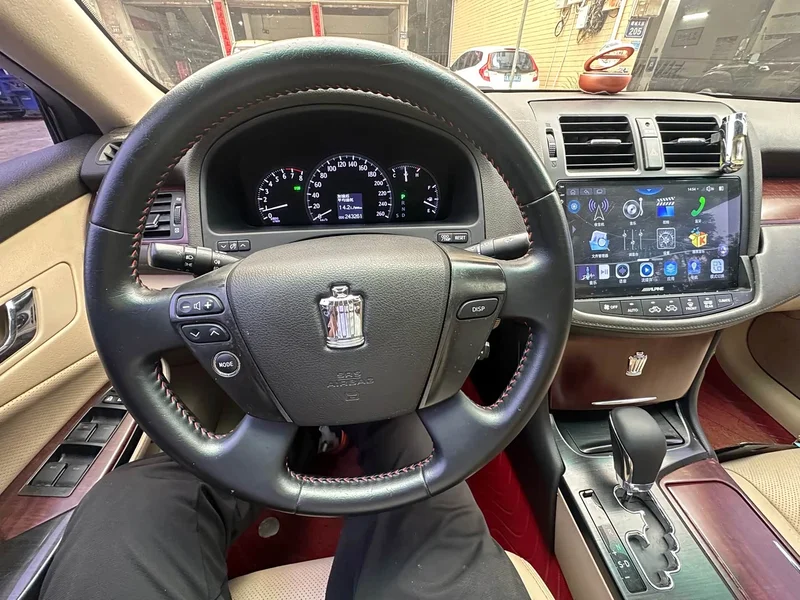 Toyota Crown — фото 12