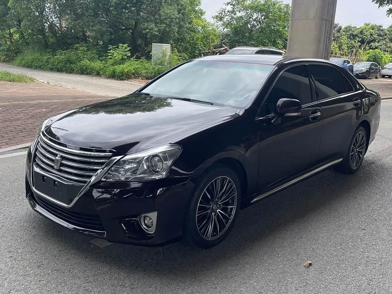Toyota Crown — фото 1