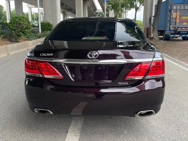 Toyota Crown — фото 11