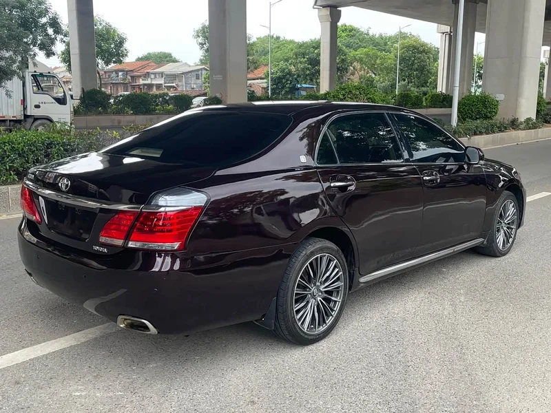 Toyota Crown — фото 12