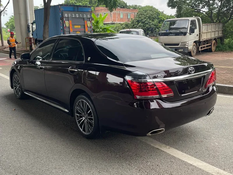 Toyota Crown — фото 10