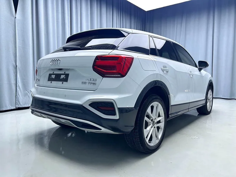 Audi Q2L — фото 18