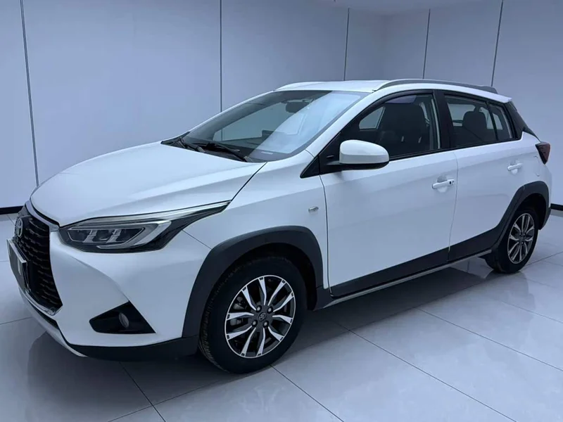 Toyota Yaris L — фото 1