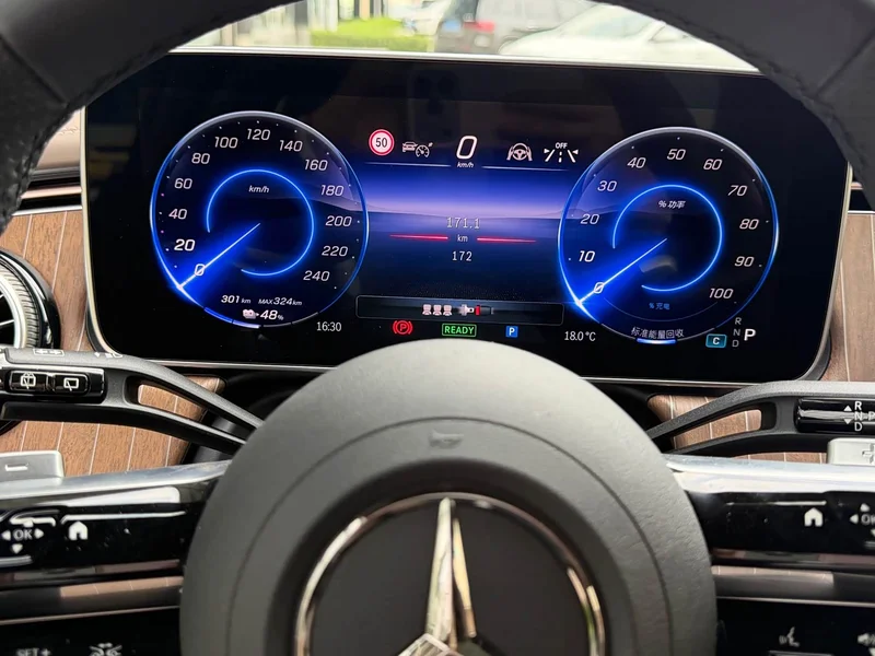 Mercedes-Benz EQE SUV — фото 15