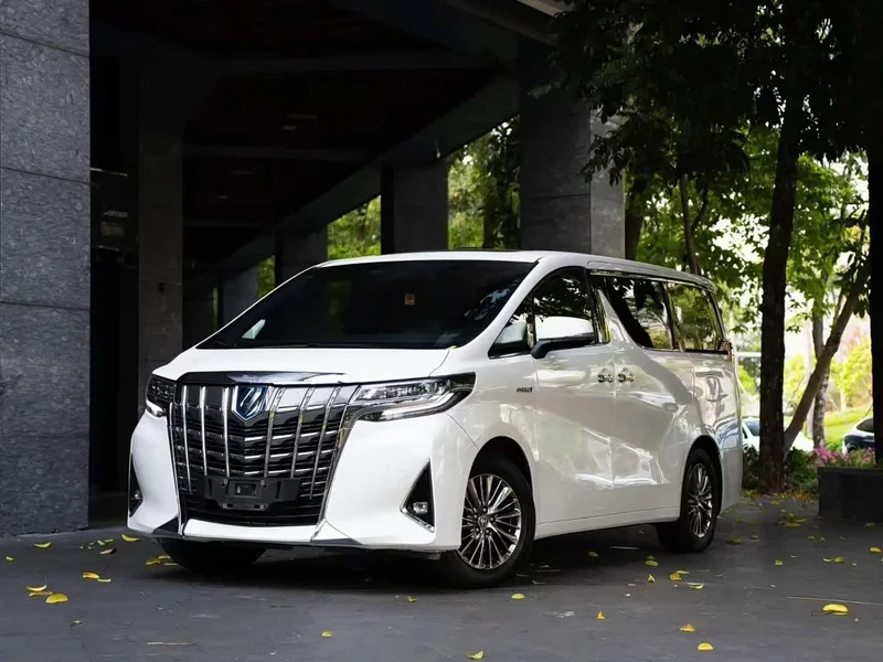 Toyota Alphard — фото 1
