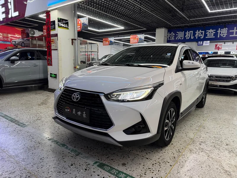 Toyota Yaris L — фото 1