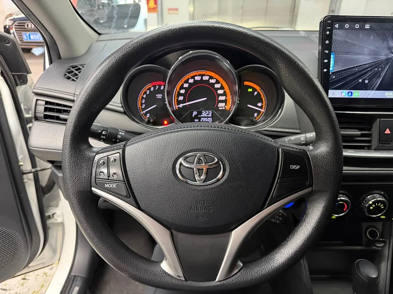 Toyota Yaris L — фото 11