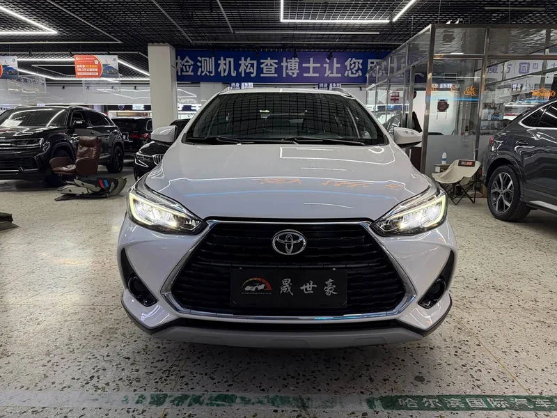 Toyota Yaris L — фото 2