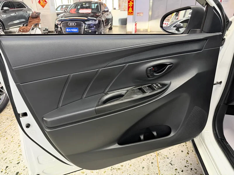 Toyota Yaris L — фото 7