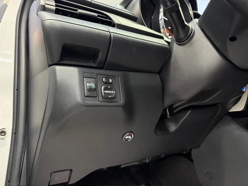 Toyota Yaris L — фото 9