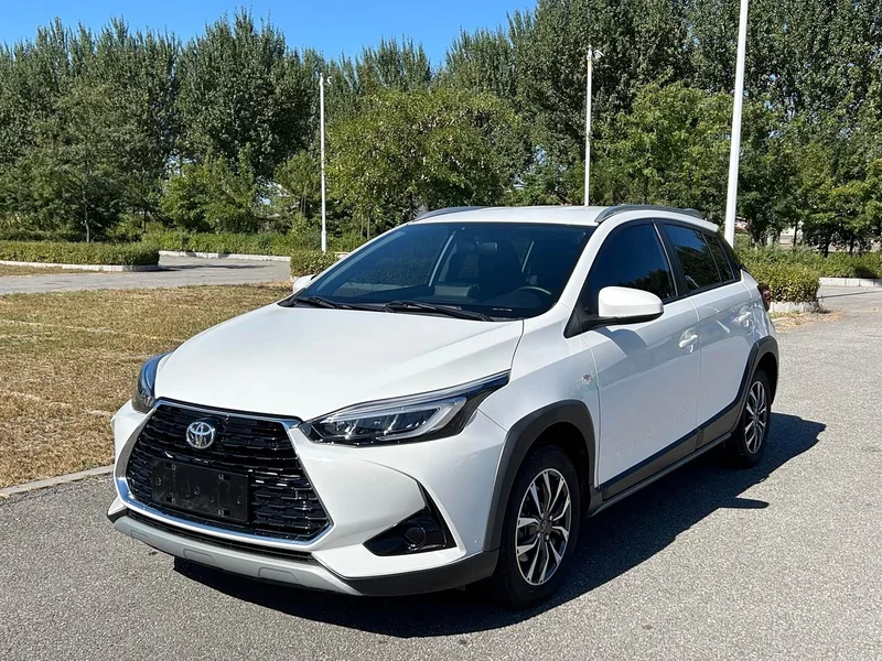 Toyota Yaris L — фото 1