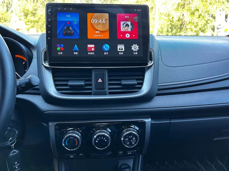 Toyota Yaris L — фото 12