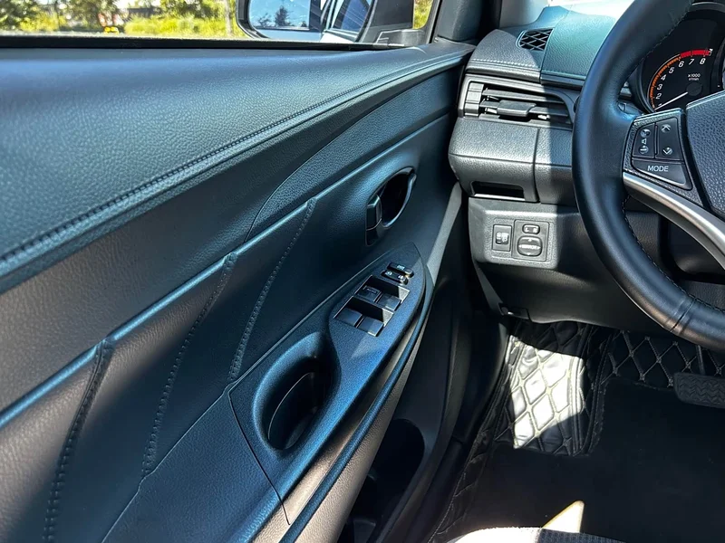 Toyota Yaris L — фото 17