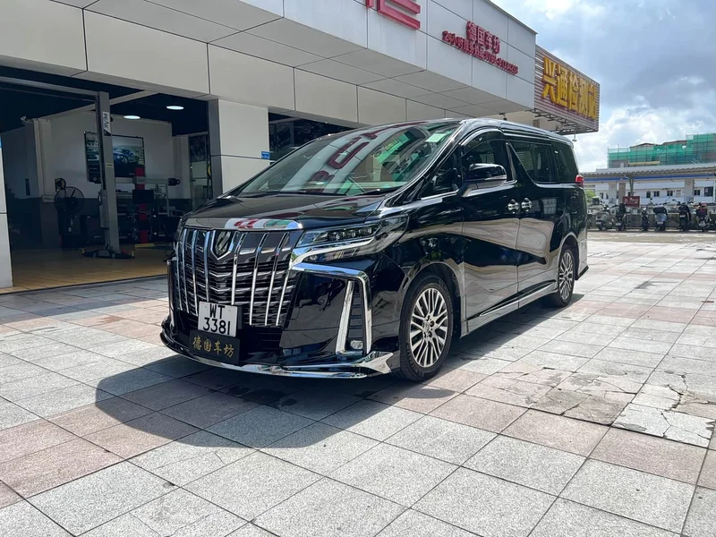 Toyota Alphard — фото 1