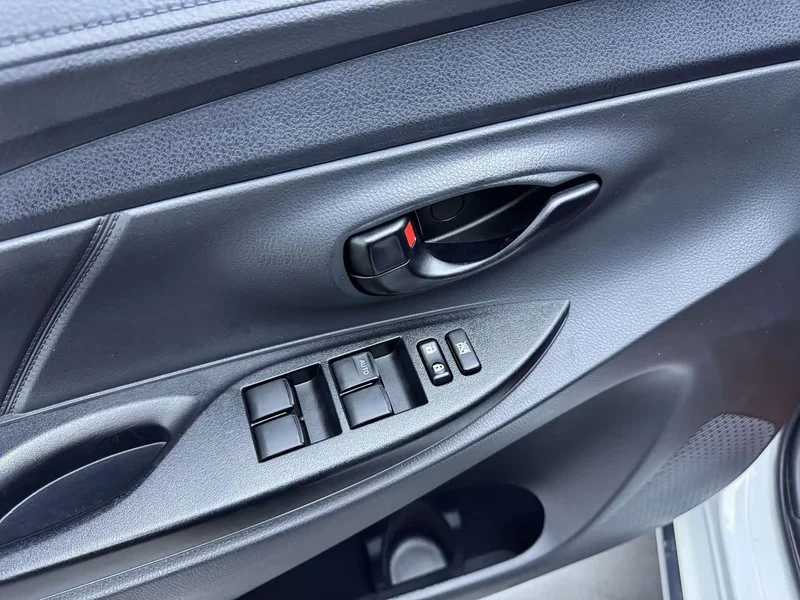 Toyota Yaris L — фото 11
