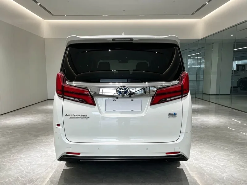 Toyota Alphard — фото 3