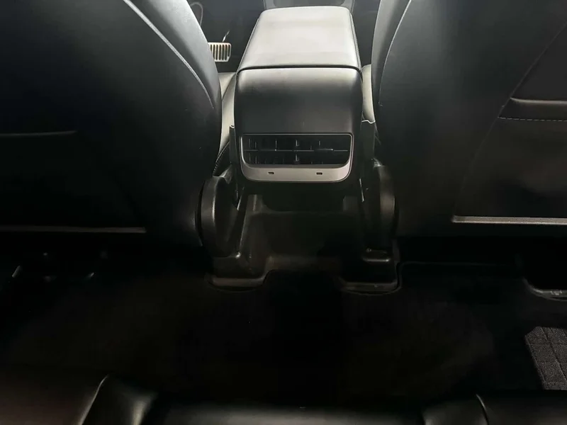 Tesla Model Y — фото 12