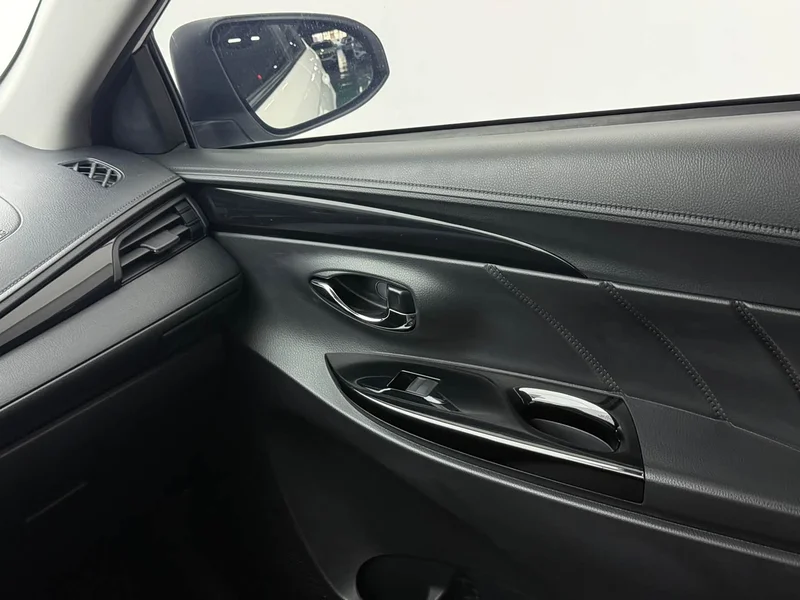 Toyota Yaris L — фото 10