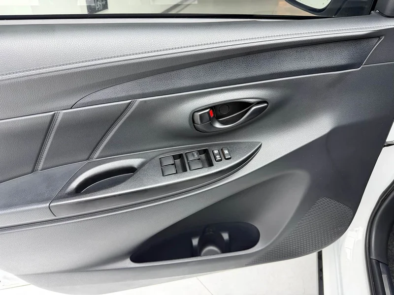 Toyota Yaris L — фото 13