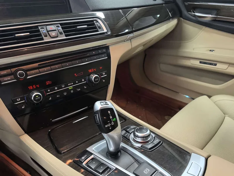 BMW 7-Series — фото 11