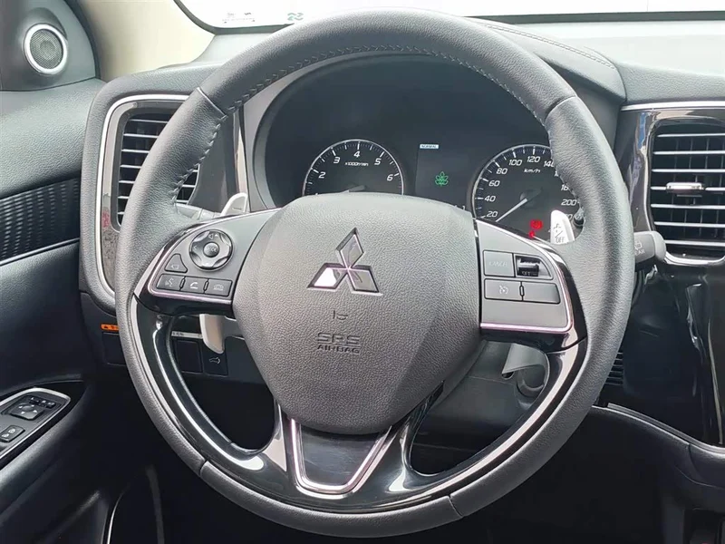 Mitsubishi Outlander — фото 15
