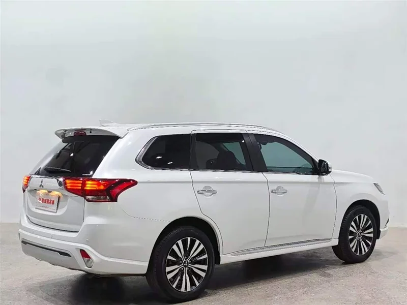 Mitsubishi Outlander — фото 4