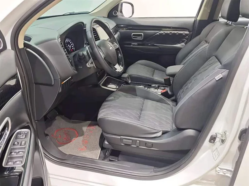 Mitsubishi Outlander — фото 10