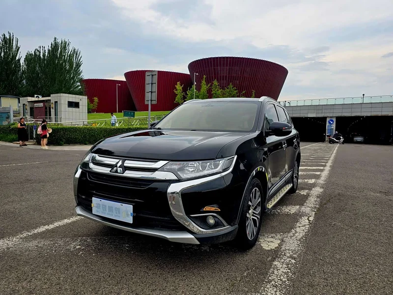Mitsubishi Outlander — фото 1