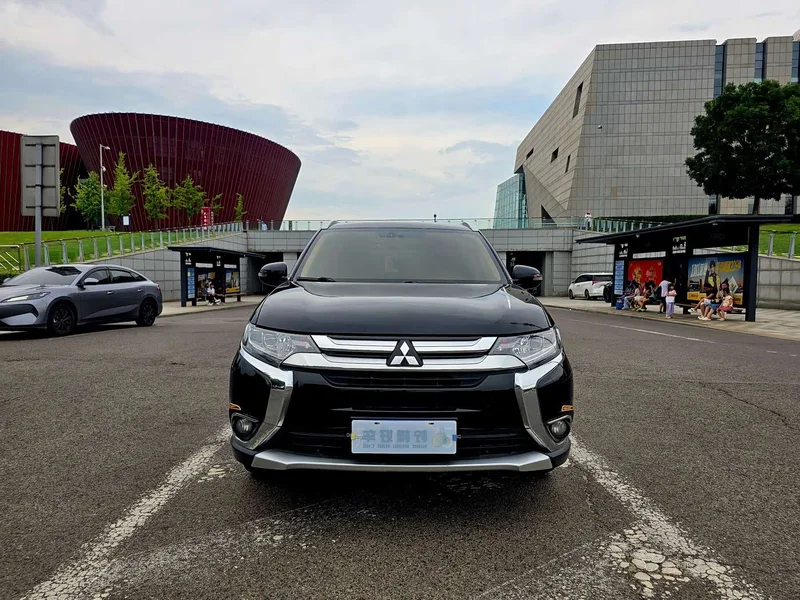 Mitsubishi Outlander — фото 2