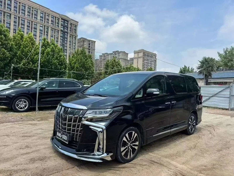 Toyota Alphard — фото 1