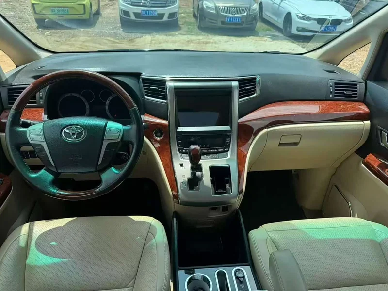 Toyota Alphard — фото 9