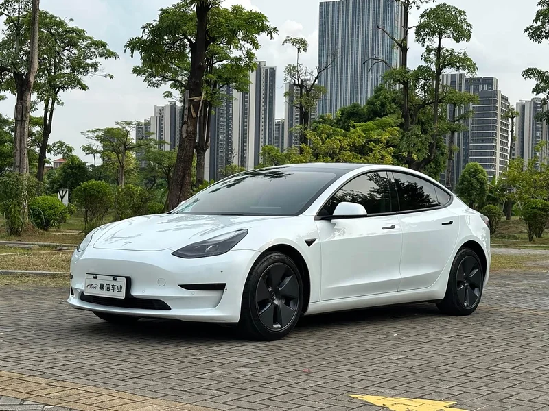 Tesla Model 3 — фото 1
